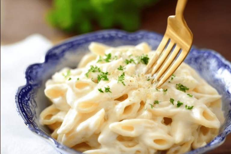 Indulge in this creamy Alfredo sauce that's perfect for pasta lovers. 🍝✨