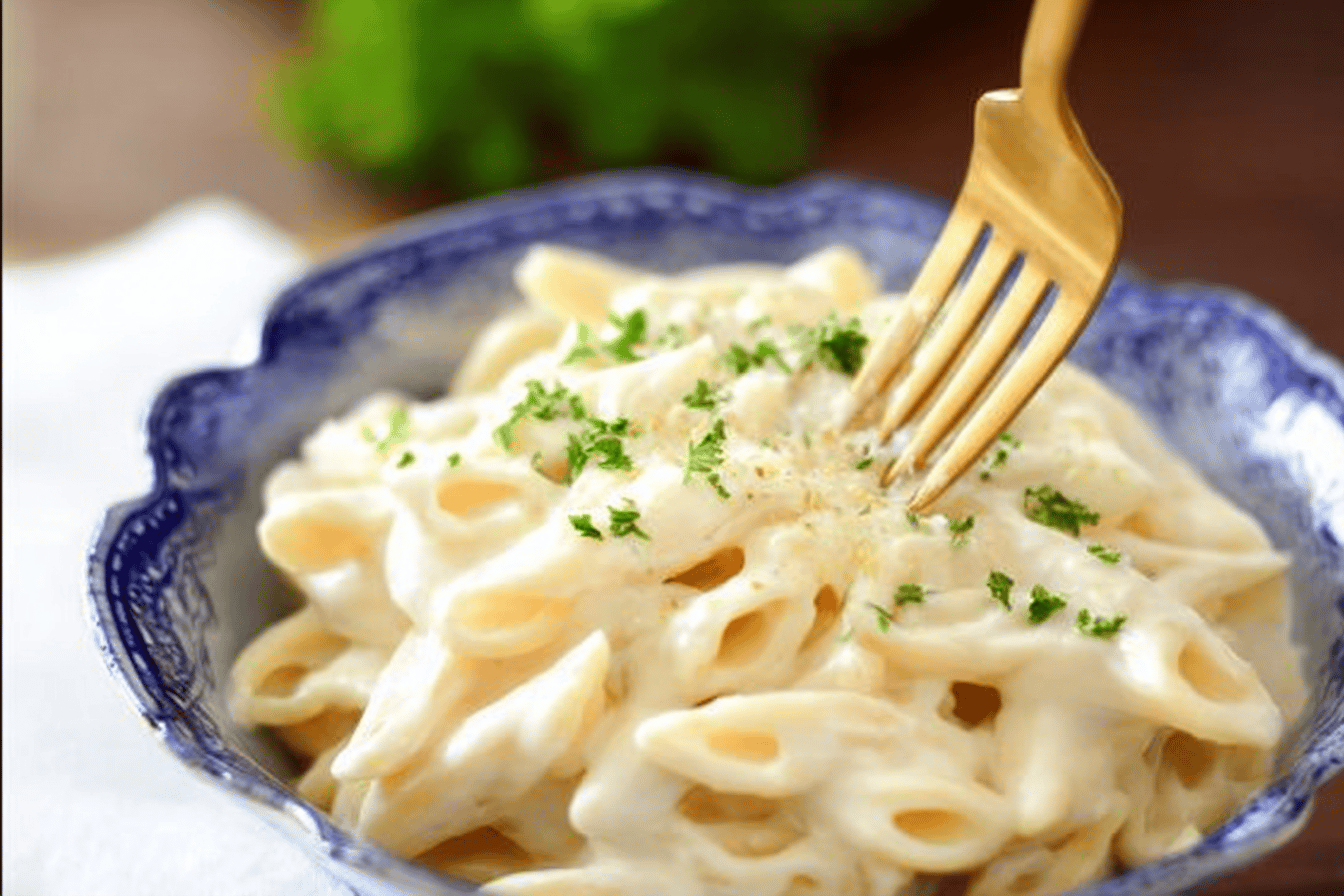 Indulge in this creamy Alfredo sauce that's perfect for pasta lovers. 🍝✨