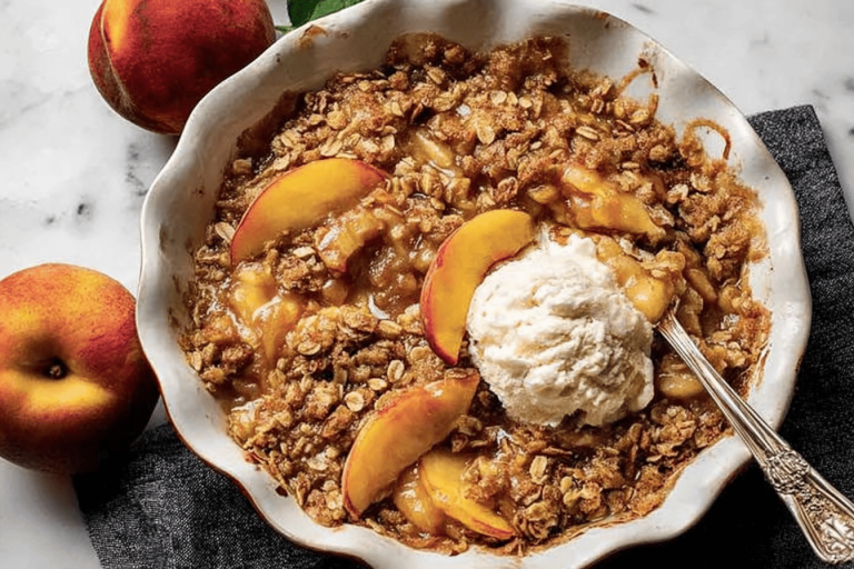 This peach crisp is a delightful dessert that combines fresh peaches with a crunchy streusel topping. 🍑✨
