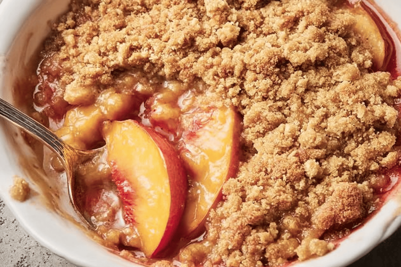 Enjoy the perfect summer dessert with this delicious peach crumble recipe! 🍑🍦