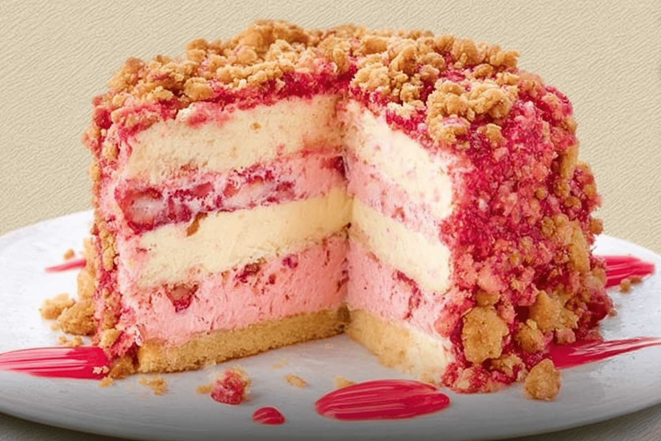 Indulge in this delightful Strawberry Crunch Cake packed with flavors and textures! 🍰🍓