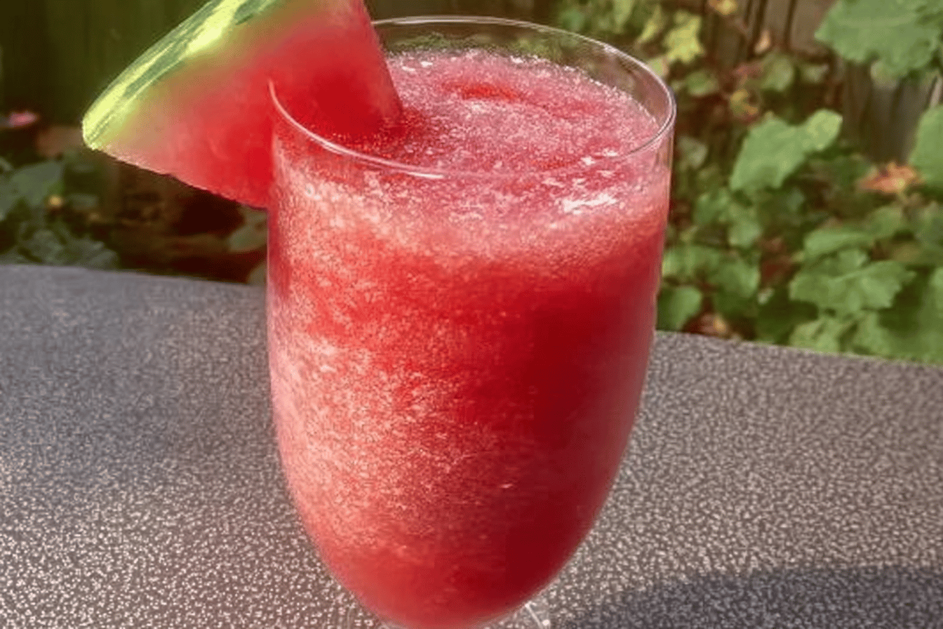 This refreshing watermelon slushie is a summer must-try! Perfect for hot days! 🍉🥤
