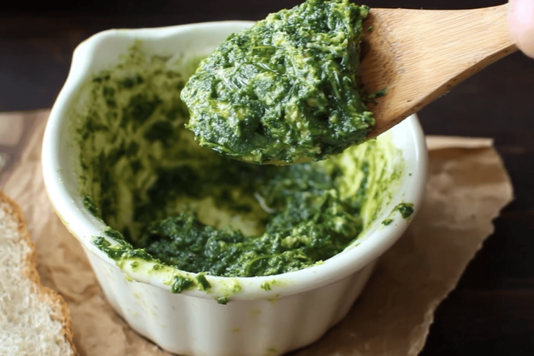 Discover the authentic taste of Italian pesto with fresh basil and pine nuts! 🌿❤️