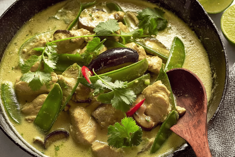 Discover the perfect balance of flavors in this vibrant Thai Green Curry! 🥢🍛