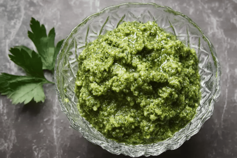 This vibrant pesto is a delightful twist on the classic! Perfect for pasta or as a spread. 🌿🌰