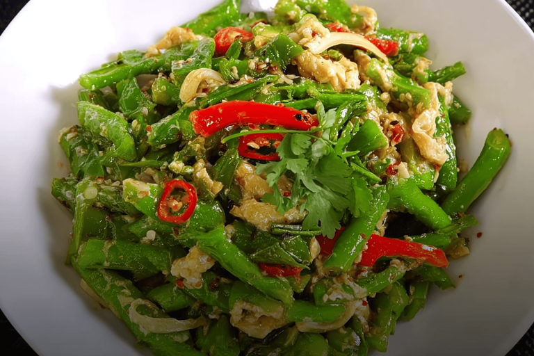 This vibrant stir-fry is packed with flavors and colors, perfect for a quick weeknight dinner! 🌶️🥦