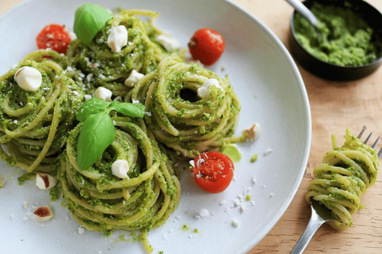 Discover a delightful twist on pasta with this hazelnut pesto recipe. Perfect for lunch or dinner! 🌰🍝