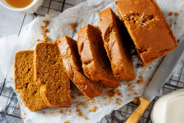 Cozy up with this moist pumpkin bread that fills your home with autumn aromas. Perfect for any occasion! 🎃🍞