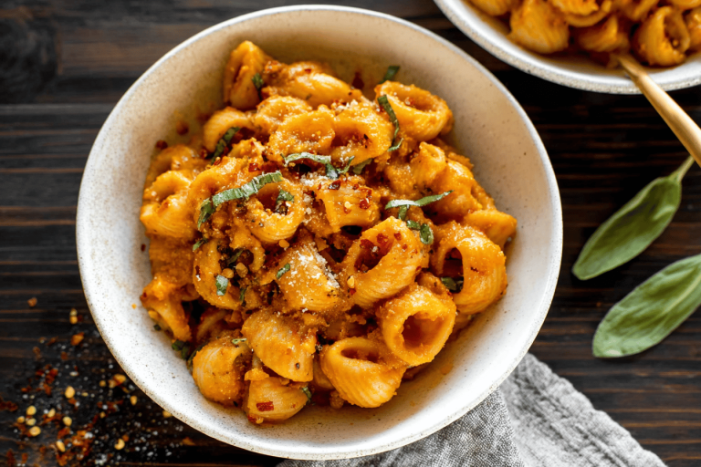 This creamy Spicy Butternut Squash Pasta is a must-try for every vegan food lover! 🍂🌱