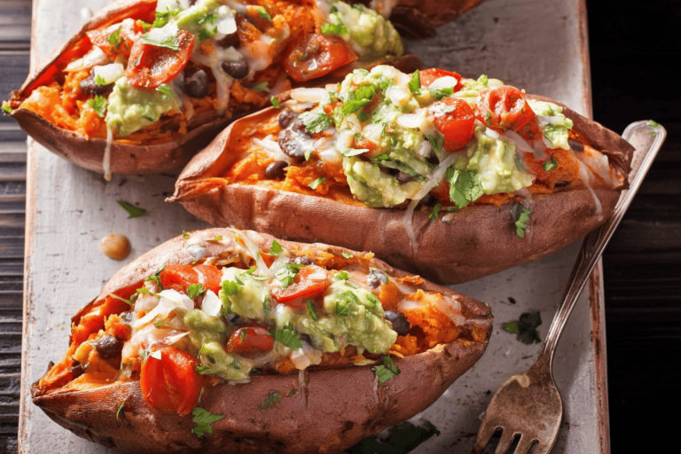 Enjoy a delicious and nutritious meal with these stuffed sweet potatoes! Perfect for the whole family. 🌟🥔