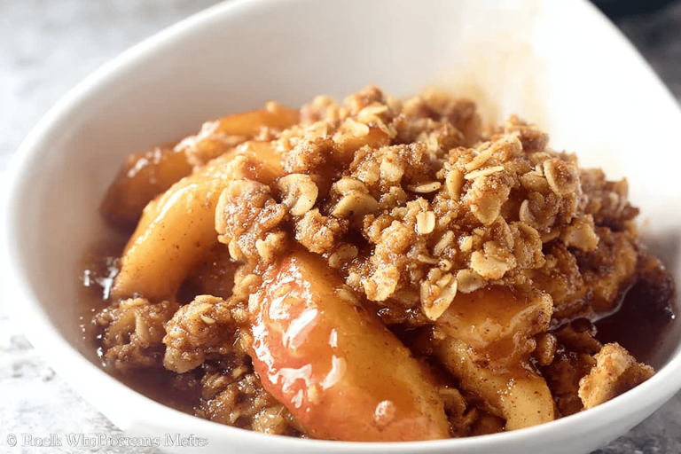This Apple Crisp is the ultimate autumn dessert that brings warmth and joy with every bite! 🍏🍨